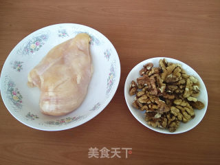 核桃鸡丁的做法步骤：1