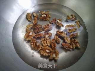 核桃鸡丁的做法步骤：2