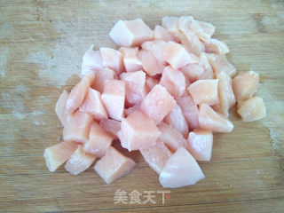 核桃鸡丁的做法步骤：4