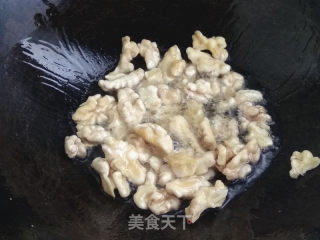 核桃鸡丁的做法步骤：6