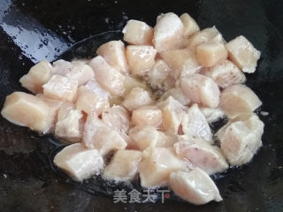 核桃鸡丁的做法步骤：7