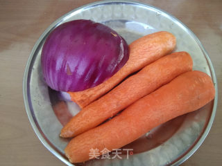 猪肉胡萝卜洋葱馅馅饼的做法步骤：2