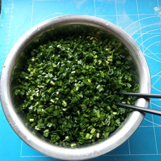 韭菜盒子，新鲜的韭菜加鸡蛋的馅料里面再加一点虾皮，简简单单的做法，而且很好吃的做法步骤：2