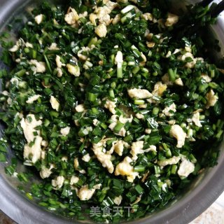 韭菜盒子，新鲜的韭菜加鸡蛋的馅料里面再加一点虾皮，简简单单的做法，而且很好吃的做法步骤：4
