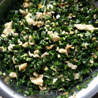 韭菜盒子，新鲜的韭菜加鸡蛋的馅料里面再加一点虾皮，简简单单的做法，而且很好吃的做法步骤：5