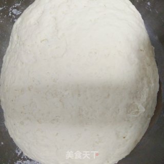 韭菜盒子，新鲜的韭菜加鸡蛋的馅料里面再加一点虾皮，简简单单的做法，而且很好吃的做法步骤：6