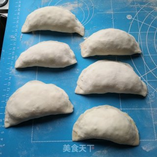 韭菜盒子，新鲜的韭菜加鸡蛋的馅料里面再加一点虾皮，简简单单的做法，而且很好吃的做法步骤：9