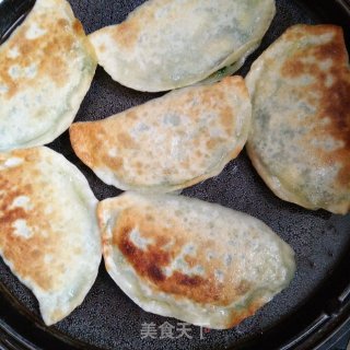 韭菜盒子，新鲜的韭菜加鸡蛋的馅料里面再加一点虾皮，简简单单的做法，而且很好吃的做法步骤：11