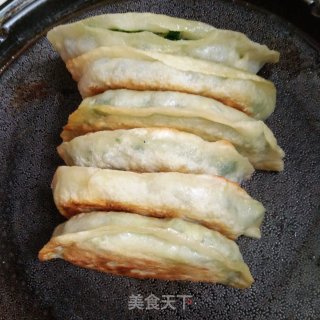 韭菜盒子，新鲜的韭菜加鸡蛋的馅料里面再加一点虾皮，简简单单的做法，而且很好吃的做法步骤：12