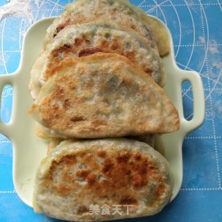 韭菜盒子，新鲜的韭菜加鸡蛋的馅料里面再加一点虾皮，简简单单的做法，而且很好吃的做法步骤：13