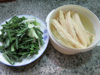 大蒜炒腐竹的做法步骤：1