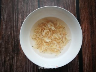 巜皇上吃什么》：海米拌菠菜的做法步骤：5