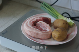 土豆红烧肉的做法步骤：1