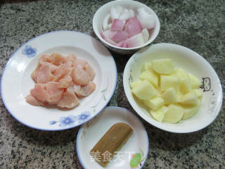咖喱鸡胸肉土豆的做法步骤：1