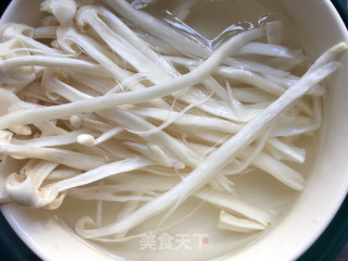 荷包蛋煮海鲜菇的做法步骤：1