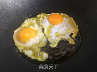 荷包蛋煮海鲜菇的做法步骤：3
