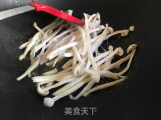 荷包蛋煮海鲜菇的做法步骤：5