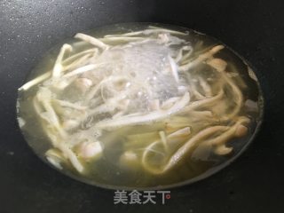 荷包蛋煮海鲜菇的做法步骤：7