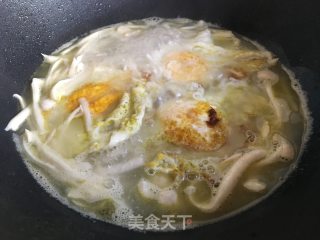 荷包蛋煮海鲜菇的做法步骤：8