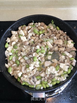 草菇豆腐炒鸡丁的做法步骤：4