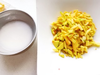 南瓜派的做法步骤：2