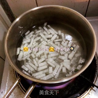 原创【仙草味道私房菜】之白玉萝卜紫菜汤的做法步骤：2