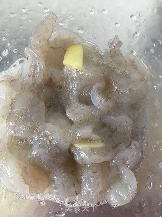 虾仁炒时蔬的做法步骤：1