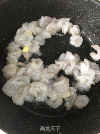 虾仁炒时蔬的做法步骤：3