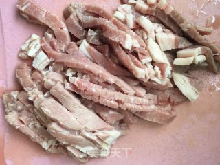 牛肉丝炒青椒的做法步骤：1