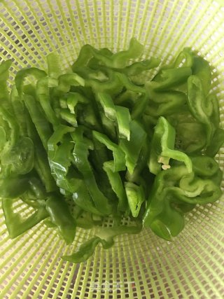 牛肉丝炒青椒的做法步骤：2