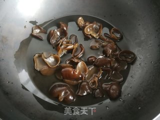 黑木耳炒山药的做法步骤：2