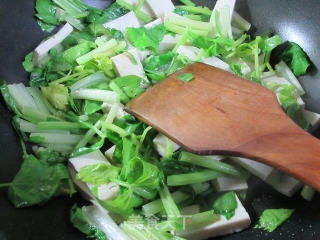 芹菜炒千页豆腐的做法步骤：4