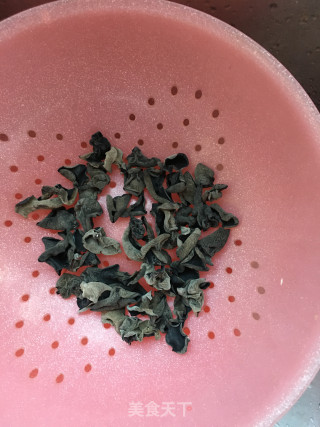 菜心炒木耳的做法步骤：1