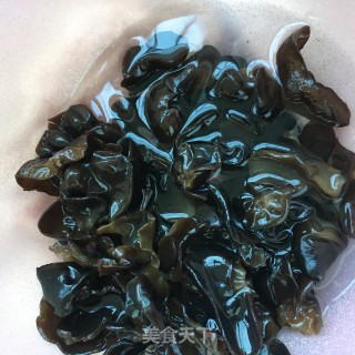 菜心炒木耳的做法步骤：3