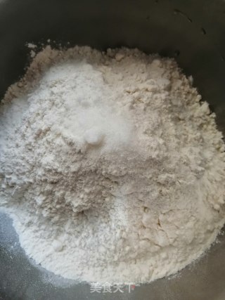 韭菜包子的做法步骤：1