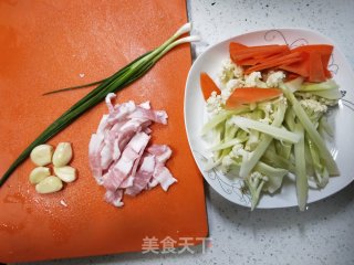 干锅花菜的做法步骤：1