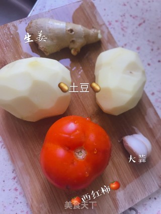 土豆烧牛腩的做法步骤：1
