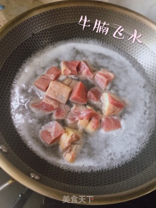 土豆烧牛腩的做法步骤：2