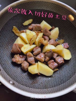 土豆烧牛腩的做法步骤：5
