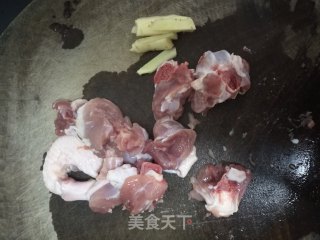 板栗鸡汤的做法步骤：2