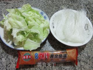 黄金鱼蛋包心菜煮粉丝的做法步骤：1
