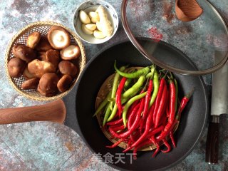香菇鲜椒酱的做法步骤：1