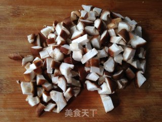 香菇鲜椒酱的做法步骤：2