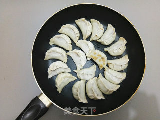 芹菜鲜肉煎饺的做法步骤：11