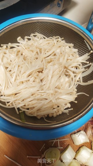 鸭胸肉炒金针菇的做法步骤：2