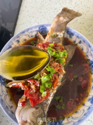 剁椒蒸鲈鱼的做法步骤：10