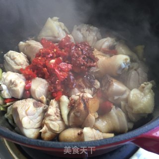 香辣时蔬鸡腿煲的做法步骤：5