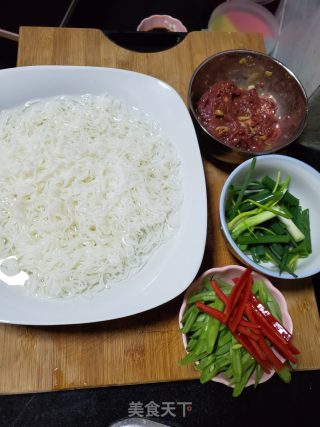 牛肉四季豆炒米粉的做法步骤：1