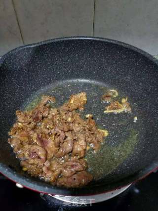 牛肉四季豆炒米粉的做法步骤：2
