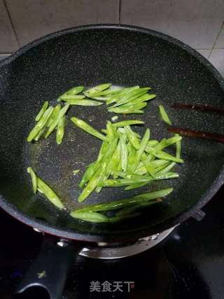 牛肉四季豆炒米粉的做法步骤：3